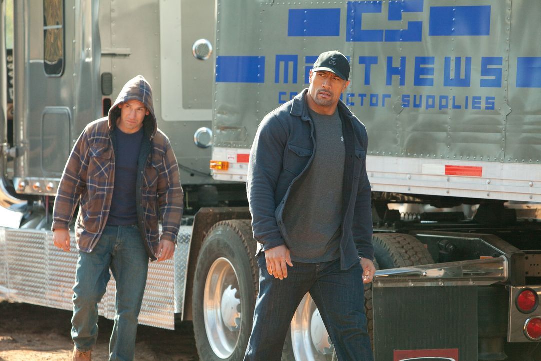 Mit Hilfe seines Angestellten Daniel James (Jon Bernthal, l.), der Kontakt zum Dealer Malik hat, gelingt es John (Dwayne Johnson, r.) , undercover a... - Bildquelle: TOBIS FILM