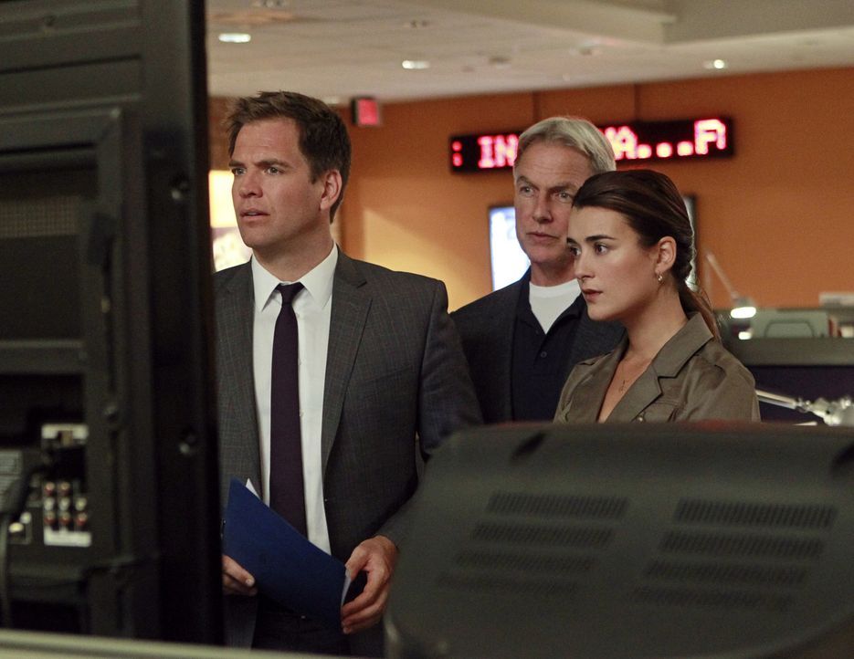 Bei den Ermittlungen in ihrem neuen Fall, machen sie eine schockierende Entdeckung: DiNozzo (Michael Weatherly, l.), Gibbs (Mark Harmon, M.) und Ziv... - Bildquelle: CBS Television