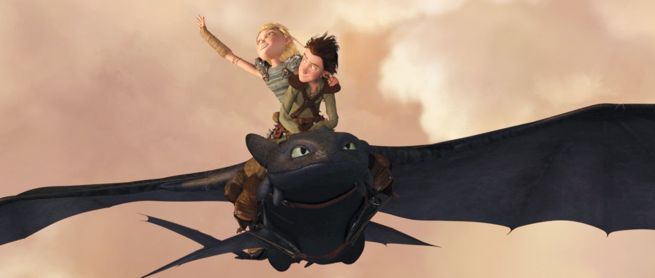 Abheben Richtung Wolke 7: Der Wikingerjunge Hicks (v.) beeindruckt die mutige Dorfmitbewohnerin Astrid (h.) mit dem Flug auf seinem gezähmten Drach... - Bildquelle: 2012 by DreamWorks Animation LLC. All rights reserved.