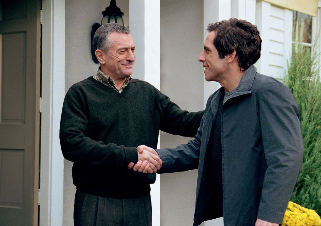 Als Ex-CIA-Mann Jack Byrnes (Robert De Niro, l.) erfährt, dass seine geliebte Tochter in den Stand der Ehe treten möchte, beschließt er, seinen z... - Bildquelle: 2000 Universal Studios and DreamWorks LLC.  All rights reserved.