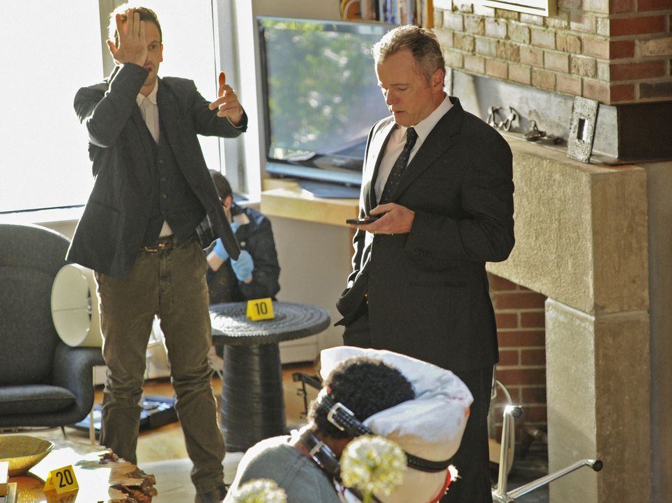 Sherlock (Jonny Lee Miller, l.) assistiert Captain Toby Gregson (Aidan Quinn, r.) bei einem Mordfall, der die gleiche Vorgehensweise wie eine Mordse... - Bildquelle: CBS Television
