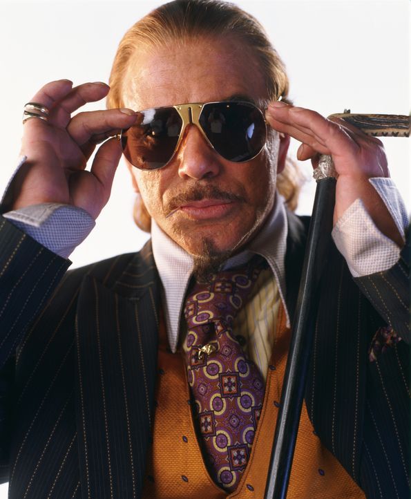 Noch ahnt niemand, dass der Millionär Darrius Sayle (Mickey Rourke) einen bitterbösen Plan hegt ... - Bildquelle: Liam Daniel Samuelsons / IoM Film. / Liam Daniel