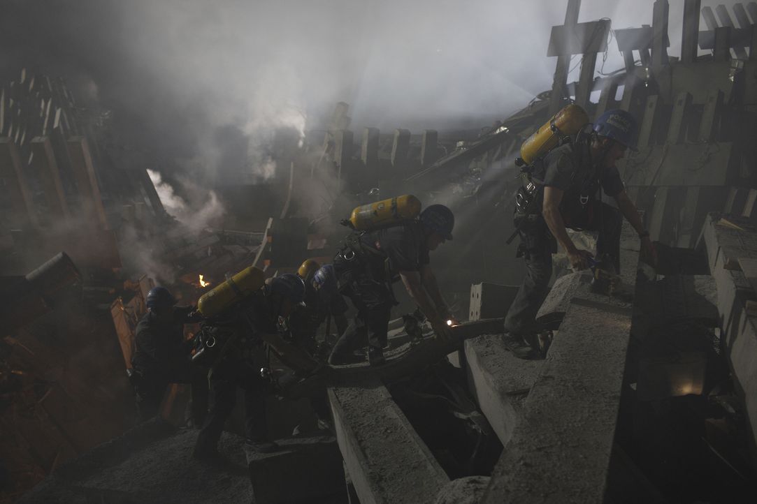 Die Rettungstrupps ersuchen verzweifelt, die Verletzten und Toten aus den Trümmern zu bergen, doch dann passiert etwas Schreckliches ... - Bildquelle: TM & © Paramount Pictures. All Rights Reserved.