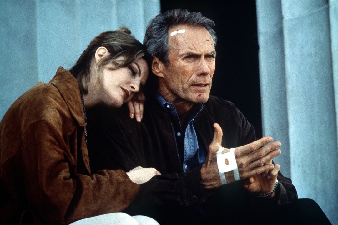 Die finsteren Schatten der Vergangenheit sind verweht: Frank (Clint Eastwood, r.) und seine geliebte Lilly (Rene Russo, l.) schauen in eine gemeinsa... - Bildquelle: Columbia Pictures