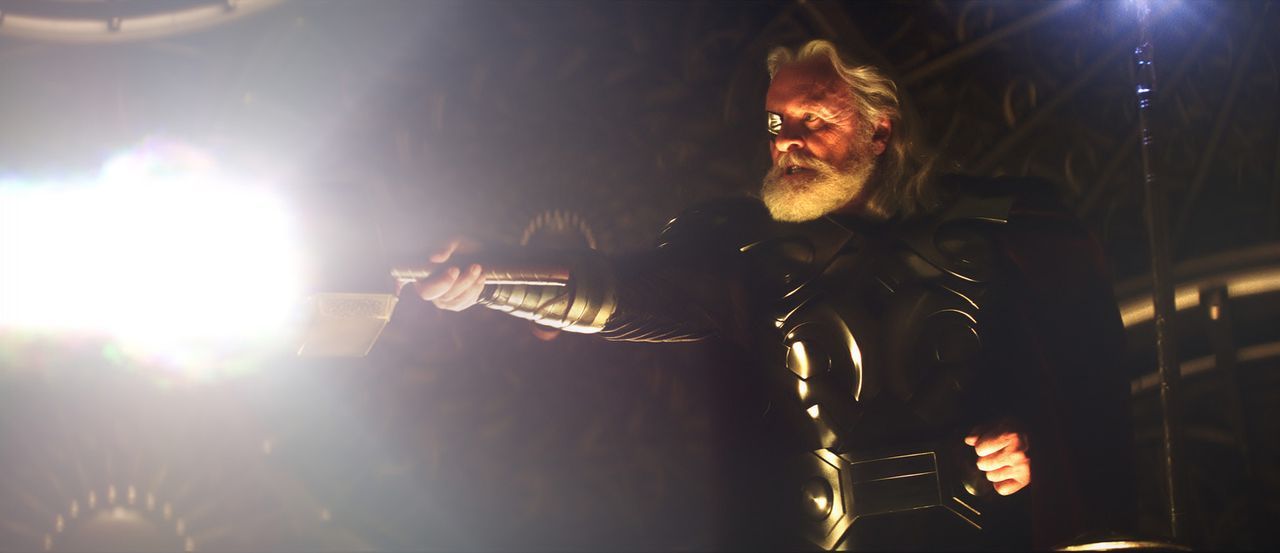 Als amtierender König demonstriert Odin (Anthony Hopkins) seine Macht und verspricht, dem ersten Würdigen die Mächte seines Sohns Thor zu geben.... - Bildquelle: 2011 MVLFFLLC. TM &   2011 Marvel. All Rights Reserved.