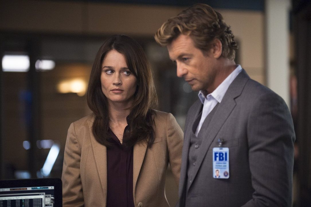Der Agent der Drogenbehörde DEA Bill Peterson will die Karriere von FBI-Agent Dennis Abbott und seiner Frau Lena zerstören, Jane (Simon Baker, r.) u... - Bildquelle: Warner Bros. Television