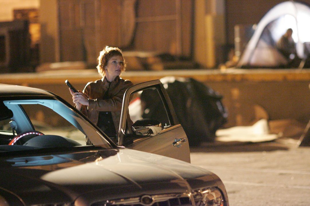 Shepard (Lauren Holly) geht ein großes Risiko ein, als sie sich alleine mit einem Informanten trifft. Als der Mann bei einer Schießerei getötet w... - Bildquelle: CBS Television