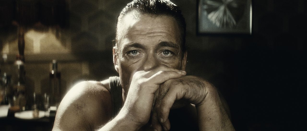 Der belgische Filmschauspieler J.C.V.D. (Jean-Claude Van Damme) steckt mitten in einer finanziellen und privaten Lebenskrise, als er in einen Banküb... - Bildquelle: 2008 Samsa Film & Gaumont. All Rights Reserved.