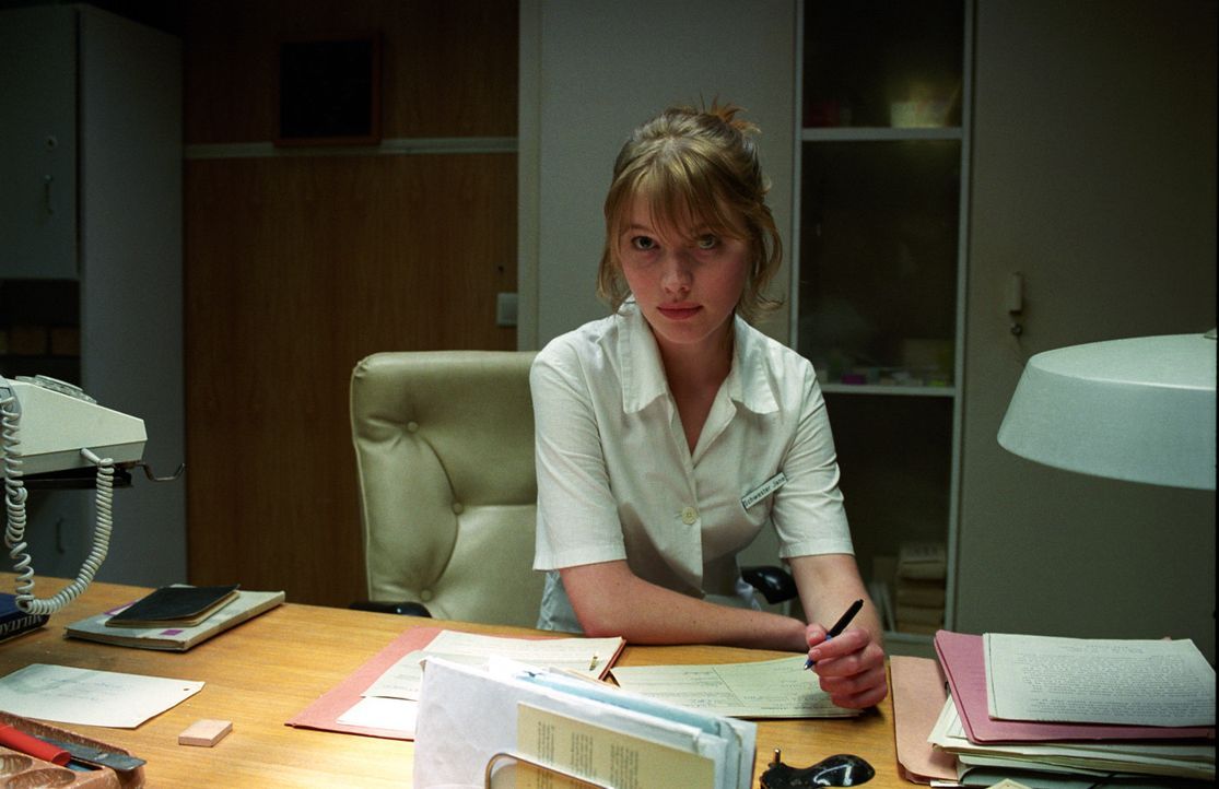 Jana (Anna Brüggemann) weiß sich vor dummen Anmachsprüchen zu schützen! Mit ihrer Schlagfertigkeit schlägt sie schnell jeden aufdringlichen Verehrer... - Bildquelle: Akkord Film Produktion GmbH