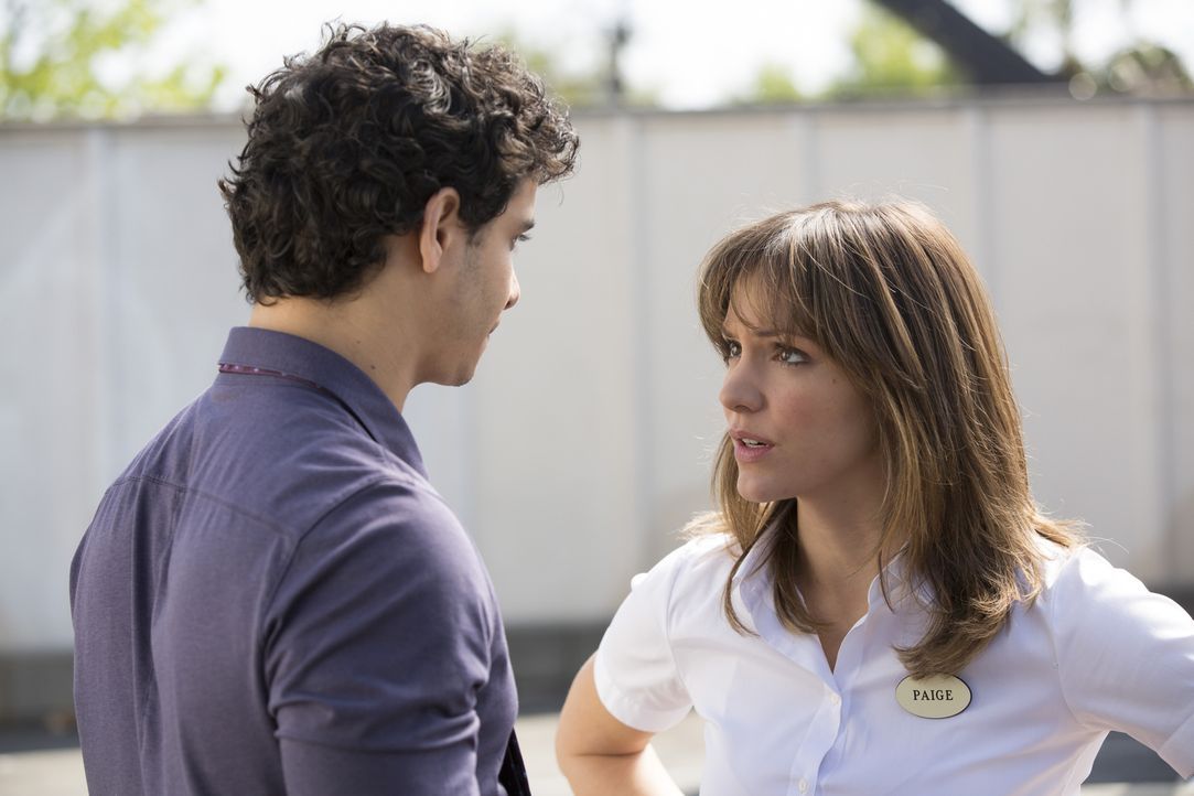 Kann die junge Mutter Paige Dineen (Katharine McPhee, r.) dem übernormal schlauen Walter O'Brien (Elyes Gabel, l.) tatsächlich helfen? - Bildquelle: 2014 CBS Broadcasting, Inc. All Rights Reserved