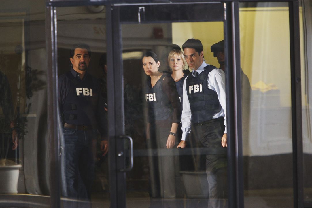 Im Wettlauf mit der Zeit: Hotch (Thomas Gibson, 2.v.r.), Rossi (Joe Mantegna, l.),  JJ (AJ Cook, M..) und Prentiss (Paget Brewster, 2.v.l.) ... - Bildquelle: Touchstone Television