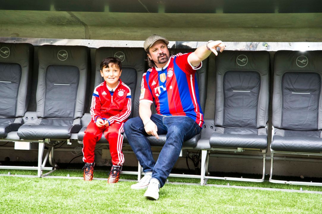Eigentlich ist Max (l.) schon überglücklich, als Henning Wehland (r.) ihn mit in die Allianz Arena nimmt, doch dann kommt es sogar noch besser ... - Bildquelle: Benedikt Müller SAT.1