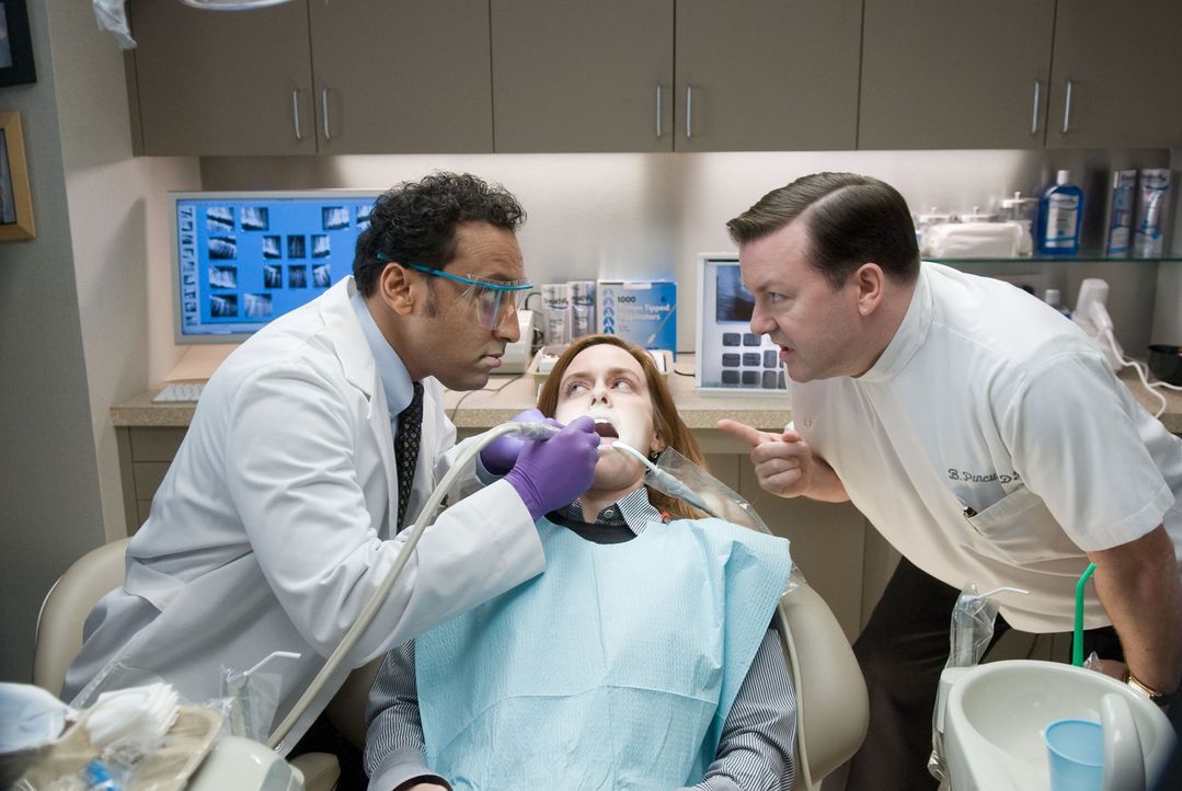 Dr. Bertram Pincus (Ricky Gervais, r.) ist ein New Yorker Zahnarzt der äußerst mürrischen Sorte. Mit seinen Patienten (Téa Leoni, M.) spricht er... - Bildquelle: MMVIII DREAMWORKS LLC AND SPYGLASS ENTERTAINMENT FUNDING, LLC. All rights reserved.