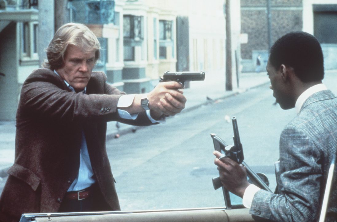 Der grimmige Polizist Jack (Nick Nolte, l.) hat überhaupt kein Verständnis, dass sein neuer Partner Reggie (Eddie Murphy, r.) auch eine Waffe habe... - Bildquelle: Paramount Pictures