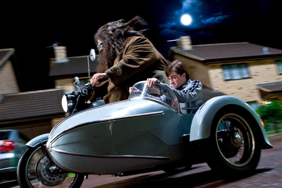 Nachdem Hagrid (Robbie Coltrane, l.) Harry (Daniel Radcliffe, r.) zu ihrem Versteck gebracht hat, glauben alle, dass er dort vorerst in Sicherheit i... - Bildquelle: 2010 Warner Bros.