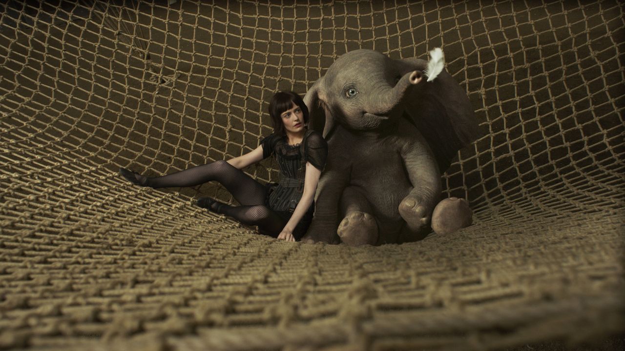 Colette Marchant (Eva Green, l.); Dumbo (r.) - Bildquelle: Disney Enterprises, Inc.