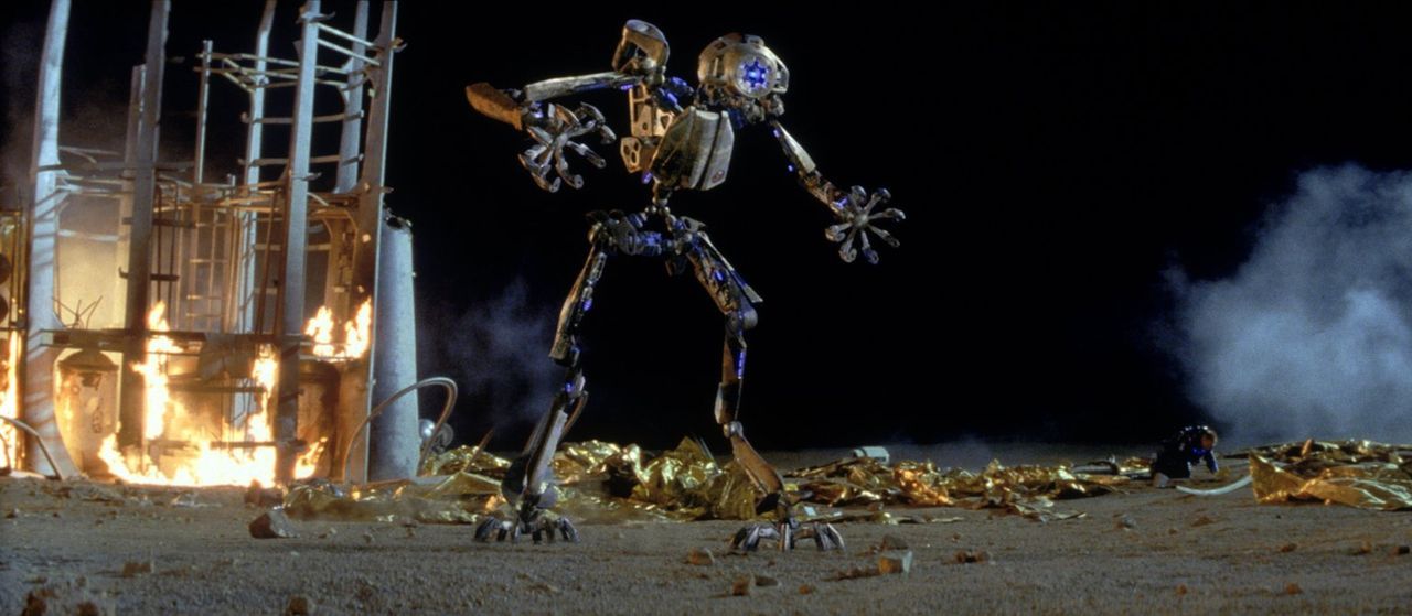 Da der Prozessor ihres Kampfroboters A.M.E.E. beim Absturz beschädigt wurde, wollen ihn die Astronauten deaktivieren - doch plötzlich sieht sie der... - Bildquelle: Warner Bros. Entertainment Inc.