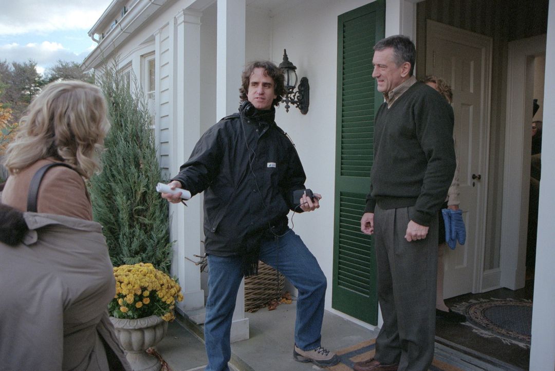 Dreharbeiten zu "Meine Braut, ihr Vater und ich" mit dem Regisseur M. Jay Roach, M. und den Darstellern Teri Polo, l. und Robert De Niro, r. - Bildquelle: 2000 Universal Studios and DreamWorks LLC.  All rights reserved.