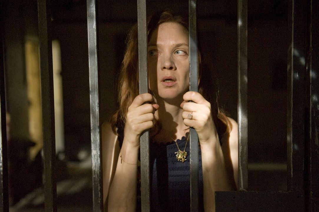 Die Ereignisse, denen Chloé (Odile Vuillemin) und Rocher bei ihren Ermittlungen im Gefängnis ausgesetzt sind, bringen Chloé an den Rand des Wahnsinn... - Bildquelle: 2014 BEAUBOURG AUDIOVISUEL