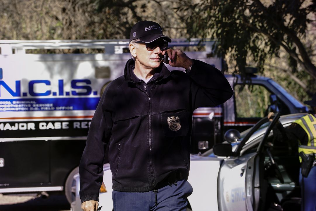 Als ein Marine-Angehörigen tot im Straßengraben aufgefunden wird, nehmen Gibbs (Mark Harmon) und das NCIS-Team die Ermittlungen auf. - Bildquelle: Bill Inoshita 2017 CBS Broadcasting, Inc. All Rights Reserved