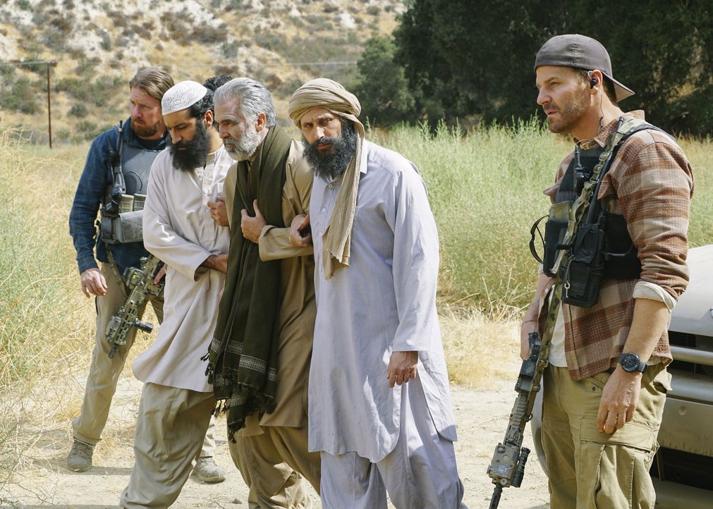 Im Tausch gegen einen desertierten US-Soldaten sollen Jason (David Boreanaz, r.) und das SEAL Team drei Guantanamo Häftlinge (v.l.n.r.: Alain Washne... - Bildquelle: Richard Foreman Richard Foreman/CBS  2017 CBS Broadcasting, Inc. All Rights Reserved