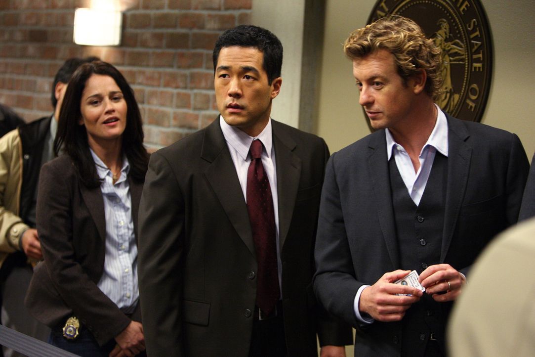 Ein schwieriger Fall erwartet das Team: Teresa (Robin Tunney, l.), Patrick (Simon Baker, r.) und Kendall (Tim Kang, M.) müssen den Mörder von Mary... - Bildquelle: Warner Bros. Television