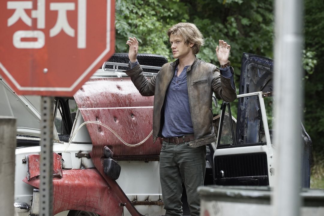 Eine CIA-Agentin, die als verdeckte Ermittlerin in der venezolanischen Hauptstadt Caracas arbeitet, wird entführt. Angus "Mac" MacGyver (Lucas Till)... - Bildquelle: Jace Downs 2016 CBS Broadcasting, Inc. All Rights Reserved