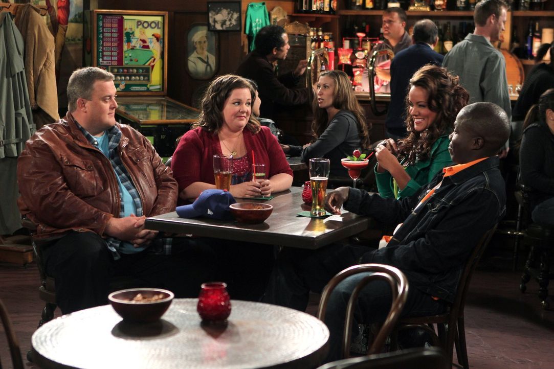 Damit Mike (Billy Gardell, l.) mit beiden Zeit verbringen kann, schlägt er Carl (Reno Wilson, r.) ein Doppeldate mit Mollys (Melissa McCarthy, 2.v.... - Bildquelle: Warner Brothers
