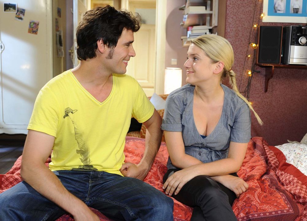Alexander Zeiss (Paul Grasshoff, l.) und Anna (Jeanette Biedermann, r.) drehen gemeinsam den Probe-Spot für die "Metzi"-Kampagne. Alles läuft wund... - Bildquelle: Sat.1