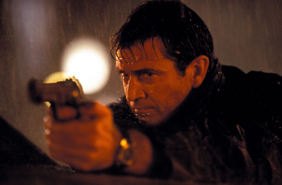 Hinter einem Menschenhändler-Ring stoßen Roger Murtaugh und Martin Riggs (Mel Gibson) auf ein mörderisches Komplott der chinesischen Triaden-Mafia u... - Bildquelle: Warner Bros. Pictures