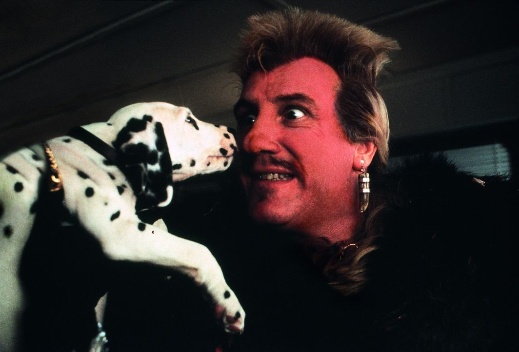 Der französische Pelz-Designer Jean-Pierre LePelt (Gérard Depardieu) ist auf der Suche nach hübschen Welpen für den ultimativen Dalmatiner-Pelzm... - Bildquelle: Walt Disney Pictures