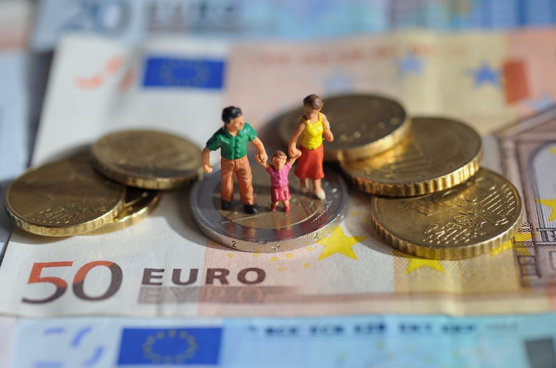 Familie auf Euromünzen und -scheinen - Bildquelle: dpa