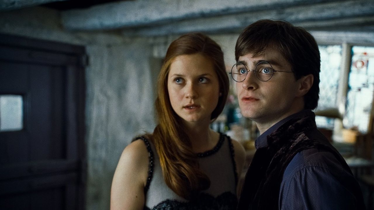 Ginny (Bonnie Wright, l.) und Harry (Daniel Radcliffe, r.) werden voneinander getrennt, als die Todesser ihr sichergeglaubtes Versteck angreifen ... - Bildquelle: 2010 Warner Bros.