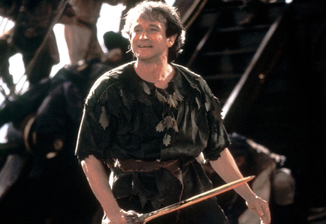 Als seine Kinder von dem gefürchteten Piraten Hook entführt werden, kehrt der nunmehr 40-jährige Anwalt Peter Banning (Robin Williams) - alias Pe... - Bildquelle: Copyright   1991 TriStar Pictures, Inc. All Rights Reserved.