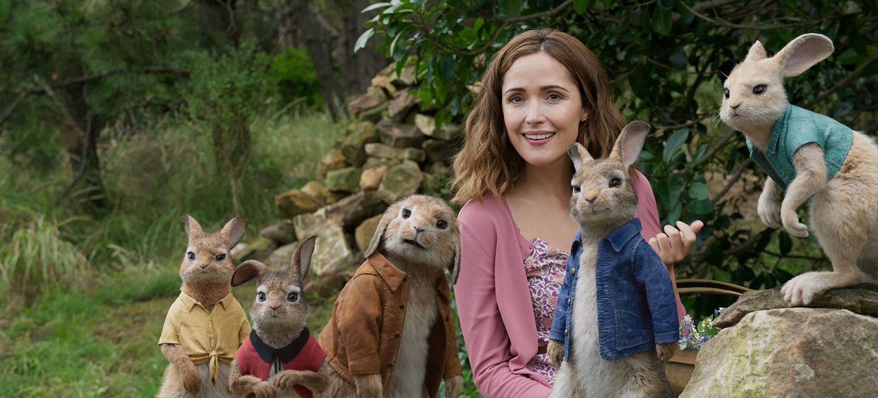 (v.l.n.r.) Mopsi; Flopsi; Benjamin; Bea (Rose Byrne); Peter Hase; Wuschelpuschel - Bildquelle: 2018 CPII. All Rights Reserved. PETER RABBIT and all associated characters TM & © FW&Co. Limited.