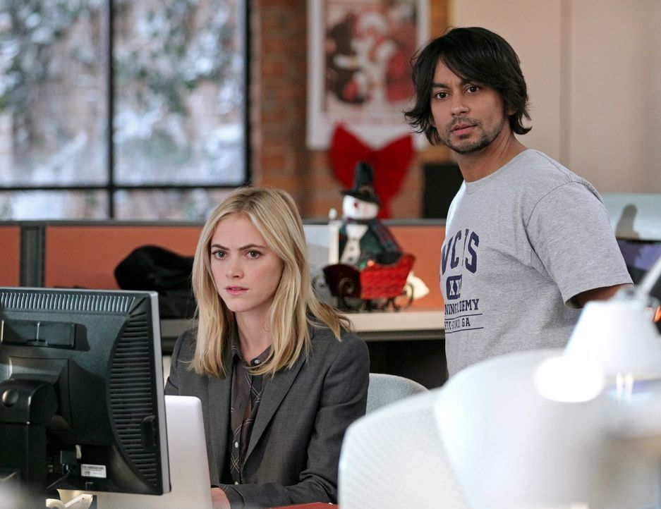 Versuchen, einen neuen Fall zu lösen: Bishop (Emily Wickersham, l.) und der inhaftierte Cyberterrorist Ajay (Vik Sahay, r.) ... - Bildquelle: CBS Television