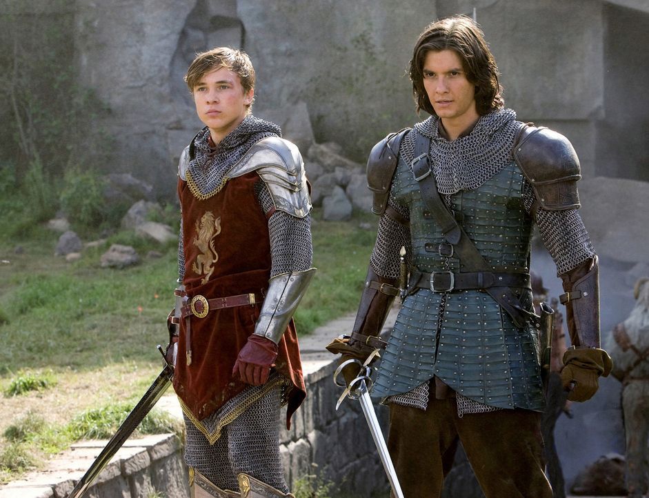Müssen Narnia von der Tyrannei befreien: Prinz Kaspian (Ben Barnes, r.) und Peter (William Moseley, l.) ... - Bildquelle: Disney - ABC - ESPN Television