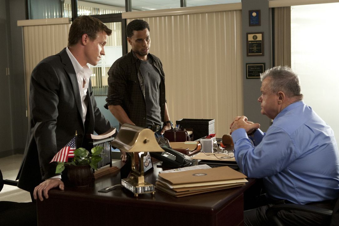 Als ein Cop bei einem Einsatz angeschossen wird, werden Travis (Michael Ealy, M.) und Wes (Warren Kole, l.) von Captain Sutton (Jack McGee, r.) dami... - Bildquelle: 2012 USA Network Media, LLC