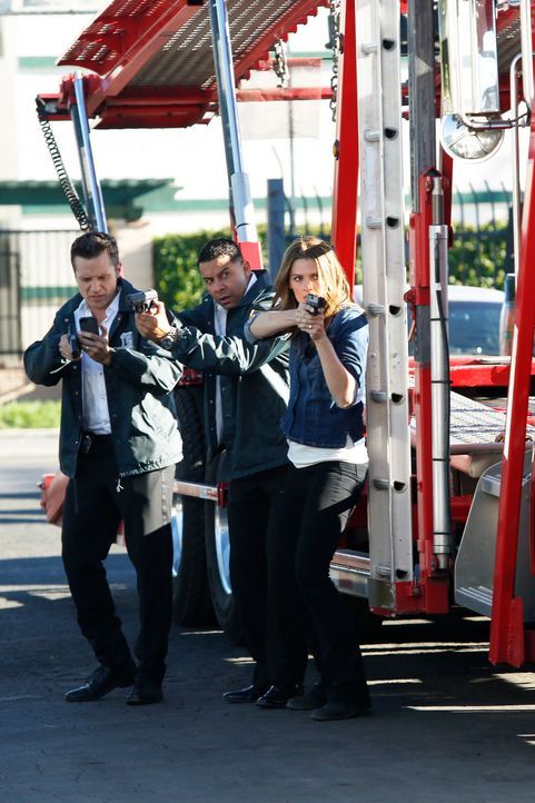 Ryan (Seamus Dever, l.), Esposito (Jon Huertas, M.) und Kate Beckett (Stana Katic, r.) bekommen gerade noch rechtzeitig mit, wie ein Verdächtiger da... - Bildquelle: Kelsey McNeal ABC Studios