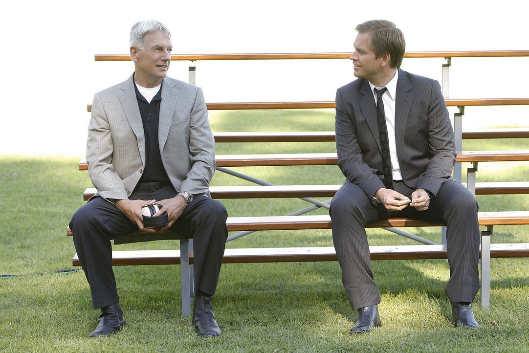 Nach alldem was geschehen ist, macht sich Gibbs (Mark Harmon, l.) Sorgen um Tony (Michael Weatherly, r.) ... - Bildquelle: CBS Television