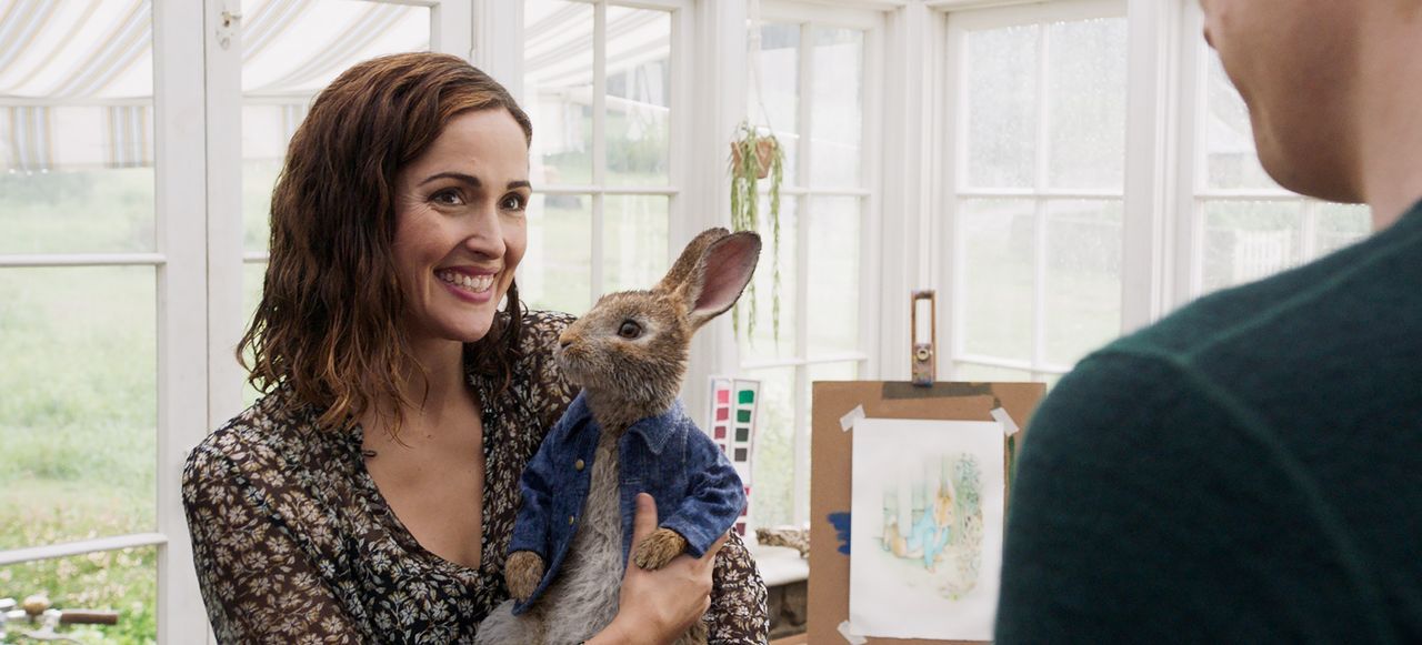 Bea (Rose Byrne, l.); Peter Hase (r.) - Bildquelle: 2018 CPII. All Rights Reserved. PETER RABBIT and all associated characters TM & © FW&Co. Limited.