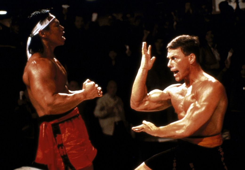 Der amerikanische Geheimagent Frank Dux (Jean-Claude van Damme, r.) steht dem brutalen, unbarmherzigen Chong Li (Bolo Yeung, l.) im Finalkampf gegen... - Bildquelle: Cannon Group