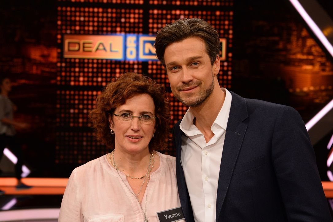 Jeder Koffer kann alles verändern: Kandidatin Yvonne (l.) und Moderator Wayne Carpendale (r.) ... - Bildquelle: Willi Weber SAT.1