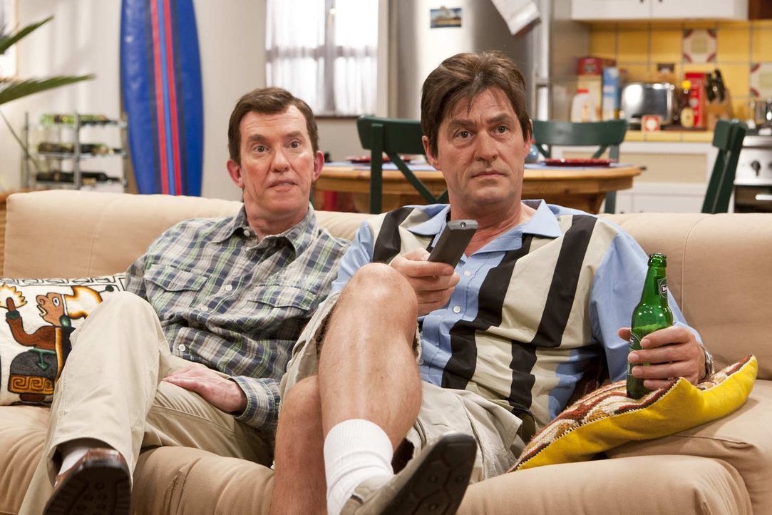 (5. Staffel) - Charlie Harper (Michael Müller, r.) hat sich mit seinem Bruder Alan (Peter Nottmeier, l.) inzwischen arrangiert .. - Bildquelle: Kai Schulz ProSieben