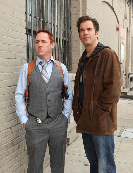Rückblick ins Jahr 2001: Tony (Michael Weatherly, r.) und sein Partner Danny (Scott Grimes, l.) .. - Bildquelle: CBS Television