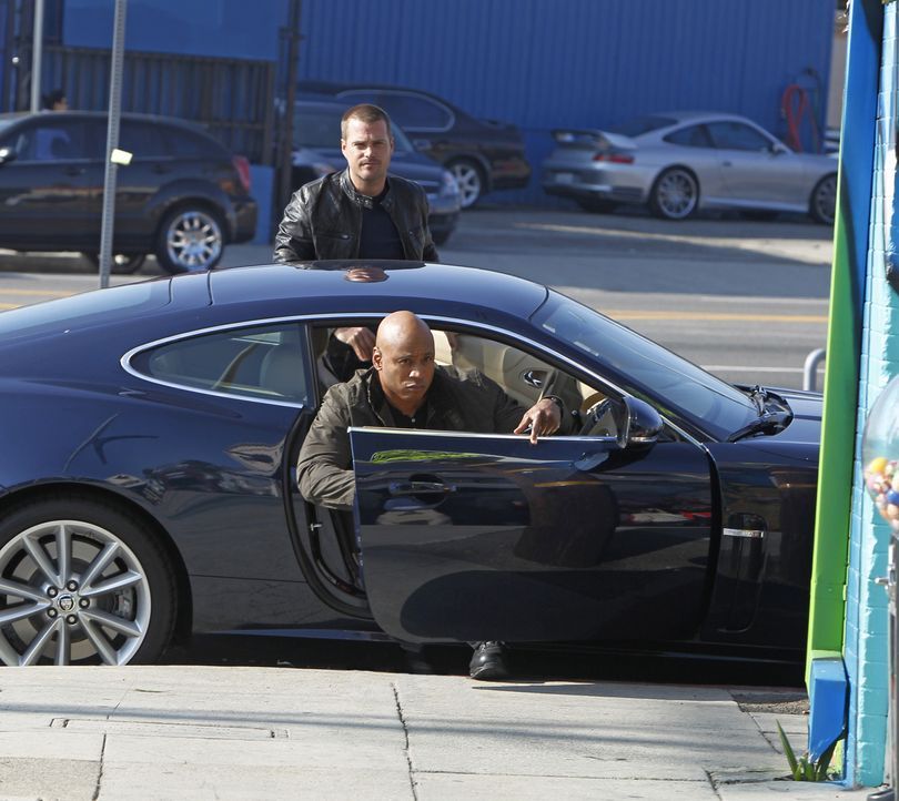 Bei den Ermittlungen in einem neuen Fall: Callen (Chris O'Donnell, hinten.) und Sam (LL Cool J, vorne) ... - Bildquelle: CBS Studios Inc. All Rights Reserved.