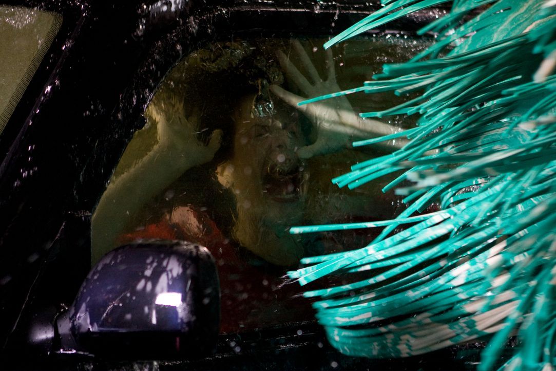 Der Sensenmann hat's gerne ausgefallen: Janet (Haley Webb) droht in einer Autowaschanlage zu ertrinken ... - Bildquelle: MMVII New Line Productions, Inc.